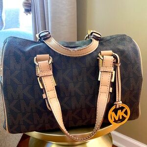 Michael Kors logo statchel.